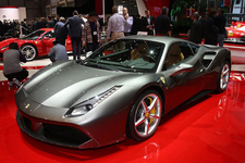 フェラーリ、3.9リッターV8搭載の新型モデル「488 GTB」世界初公開