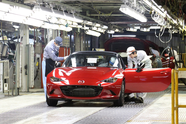 新型「マツダ ロードスター」の量産第一号車(日本仕様車)