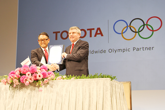 （左から）トヨタ自動車株式会社 豊田章男 代表取締役社長、国際オリンピック委員会 トーマス・バッハ 会長