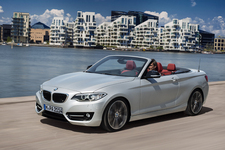 BMW、コンパクトオープンモデル新型「2シリーズ カブリオレ」を発売