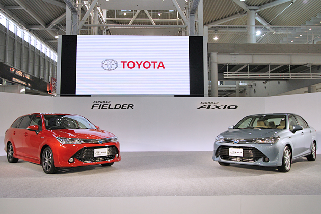 (左から)トヨタ 新型カローラフィールダー/新型カローラアクシオ