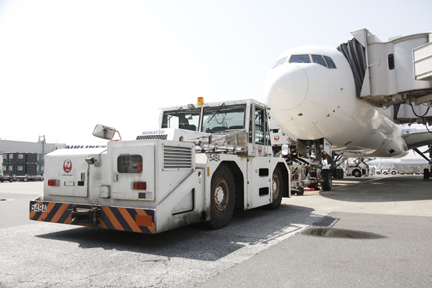 【はたらくクルマ】トーイングカー ～JALの定時運行を支える、空港のはたらくクルマ Vol.1～