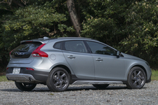 ボルボ 新型「V40 Cross Country(クロスカントリー) T5 AWD」[新パワートレイン「Drive-E」・2015年モデル・200台限定] 試乗レポート／今井優杏