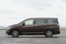 日産 エルグランド 250ハイウェイスター プレミアム　ボディカラー：インペリアルアンバー