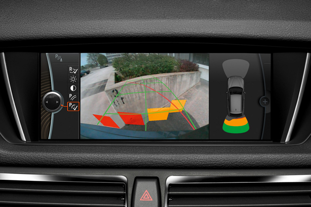 BMW、X1に「iDriveナビゲーションシステムパッケージ」と「パーキング