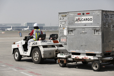 【はたらくクルマ】トーイングトラクター ～JALの定時運行を支える、空港のはたらくクルマ Vol.2～