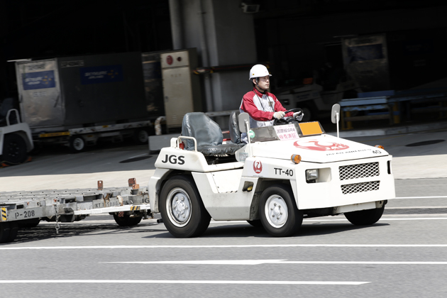 はたらくクルマ トーイングトラクター Jalの定時運行を支える 空港のはたらくクルマ Vol 2 1 2 はたらくクルマ Mota