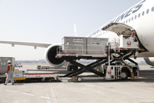 【はたらくクルマ】トーイングトラクター ~JALの定時運行を支える、空港のはたらくクルマ Vol.2~