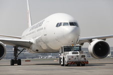 【はたらくクルマ】トーイングトラクター ~JALの定時運行を支える、空港のはたらくクルマ Vol.2~