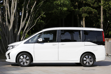 ホンダ 新型ステップワゴン G・EX(外装色:ホワイトオーキッド・パール)