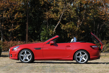 ※写真はメルセデス・ベンツ SLK200 MT