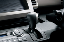 ホンダ フリード スパイク Hybrid特別仕様車 [プレミアムエディション] 本革巻セレクトレバー