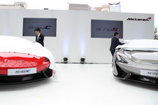 （左）McLAREN 540C Coupe／（右）McLAREN 570S Coupe