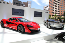 （左）McLAREN 540C Coupe／（右）McLAREN 570S Coupe