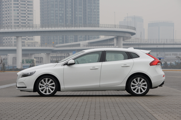 ボルボ 新型 V40 T4 SE