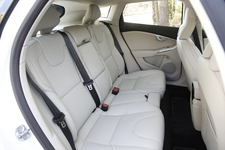 甲州ワインの底ヂカラ、知ってますか？ ～「ボルボ V40」2015年モデルで巡る山梨ワイナリーの旅～