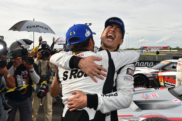 レーシングドライバー本山哲サイン入り、ガラス彫フォーミュラー日本優勝記念額 レーシングドライバー本山哲サイン入り、ガラス彫フォーミュラー日本