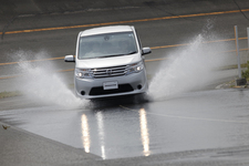 残り溝1.6ミリのレグノ GR-XIを装着した日産 セレナ