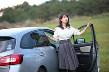 美女×スポーツカー「スバルレヴォーグ」小瀬田麻由さん