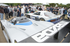 近くで見るレーシングカーの迫力に圧倒される