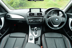 BMW 118i Sport／ボディカラー：ヴァレンシア・オレンジ／インテリアカラー：ブラック