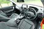 BMW 118i Sport／ボディカラー：ヴァレンシア・オレンジ／インテリアカラー：ブラック