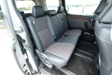 トヨタ エスクァイア 2.0 Gi　ボディカラー：シルバーメタリック