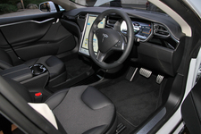 テスラ、モーター2個積みの最強版EV(電気自動車)を日本発売へ ~テスラ モデルS デュアル 発表~