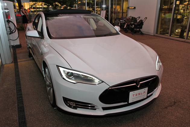 テスラ、モーター2個積みの最強版EV(電気自動車)を日本発売へ ~テスラ モデルS デュアル 発表~