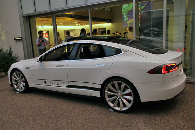 テスラ、モーター2個積みの最強版EV(電気自動車)を日本発売へ ~テスラ モデルS デュアル 発表~