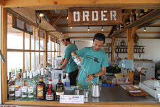 再び注目を集めるヘビーデューティ四駆「ランクル」の秘密を、夏の由比ヶ浜ビーチで探る！