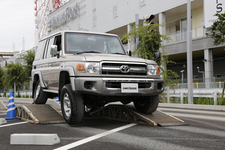 再び注目を集めるヘビーデューティ四駆「ランクル」の秘密を、夏の由比ヶ浜ビーチで探る!