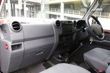 再び注目を集めるヘビーデューティ四駆「ランクル」の秘密を、夏の由比ヶ浜ビーチで探る!