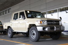 再び注目を集めるヘビーデューティ四駆「ランクル」の秘密を、夏の由比ヶ浜ビーチで探る!