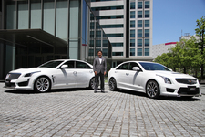 キャデラック 新型ATS-V（右）と新型CTS-V（左）ゼネラルモーターズ・ジャパン株式会社 代表取締役社長 石井 澄人氏（中央）