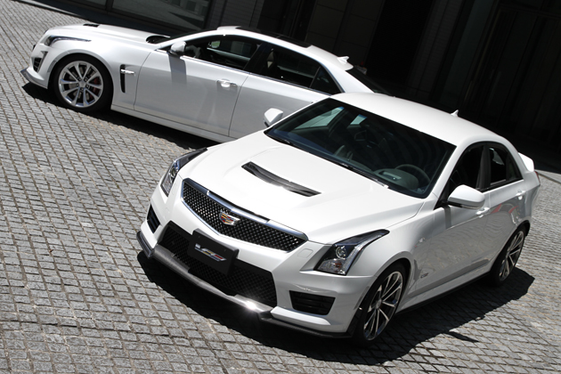 キャデラック 新型ATS-V(手前)と新型CTS-V(奥)