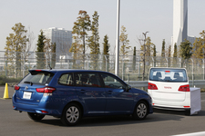 「トヨタセーフティセンスC」による衝突回避のイメージ（相対速度差が時速30km以内であれば、衝突を回避できる場合もあり）