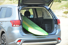 アウトランダーPHEVでは、こんな大きなサーフボードも積み込むことができます