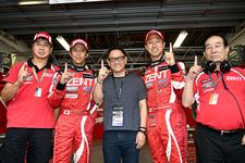 No.38 ZENT CERUMO RC Fの立川祐路選手・石浦宏明選手と豊田章男社長