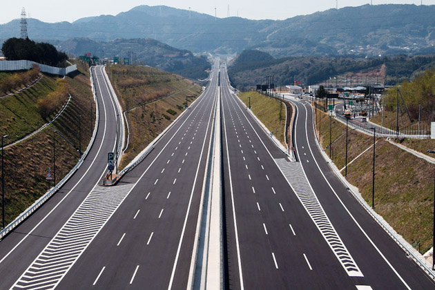 いよいよ日本も高速道路制限速度が120km／h引き上げられる！？