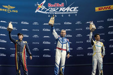 表彰式の様子(右：室屋選手)／「Red Bull Air Race World Championship」第5戦