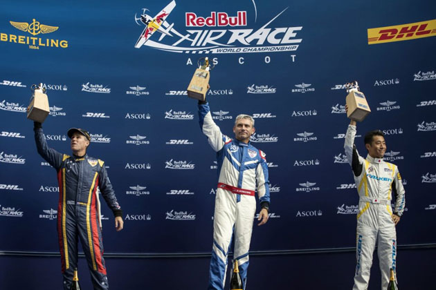 表彰式の様子(右：室屋選手)／「Red Bull Air Race World Championship」第5戦
