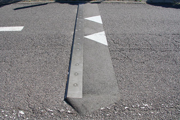 福島松川PAに設置されているウェッジハンプ