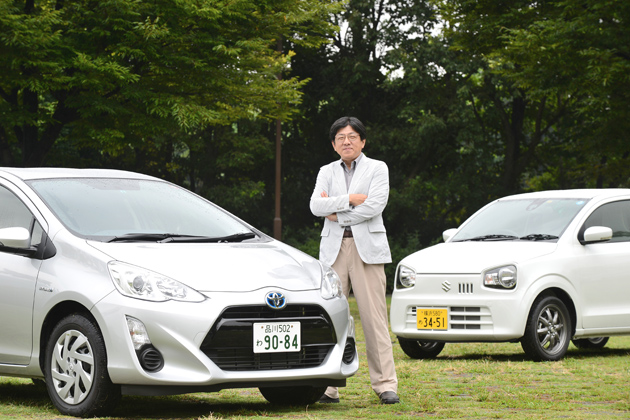 （左）トヨタ アクア／（中央）自動車評論家の渡辺陽一郎氏／（右）スズキ アルト
