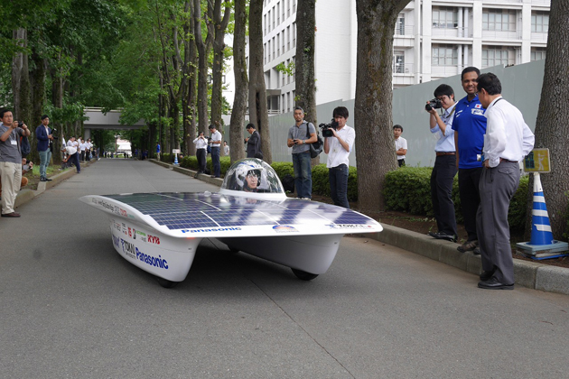 新型ソーラーカー試走。東海大学で行われたWSC 2015参戦発表会。