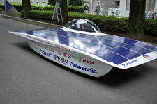 パナソニック太陽電池モジュールHITとリチウムイオン電池を搭載した東海大学の新型ソーラーカー。