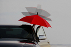 逆にひらき、逆にとじる傘 ”は雨降りの車の乗り降りに着目し、利便性を追求した傘