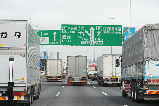 湾岸道路を走行中 [日産 エクストレイルハイブリッド エコラン]