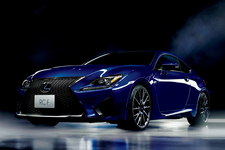 RC F（ヒートブルーコントラストレイヤリング）＜オプション装着車＞