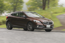 ボルボの最新ディーゼルを乗り比べ！ ボルボ V40クロスカントリー・V60 D4 試乗レポート／渡辺陽一郎